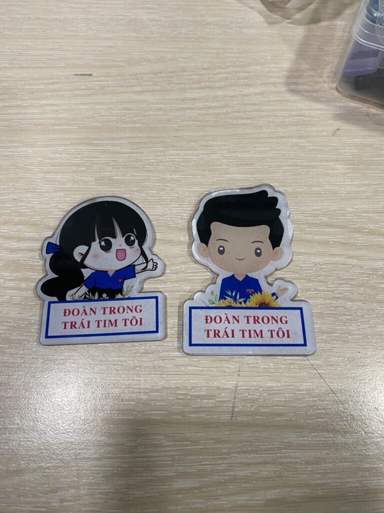 khắc lazer mica tròn gắn yoyo co rút