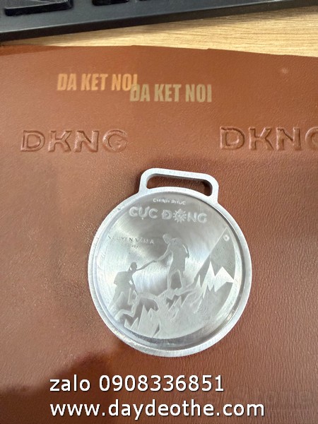 khắc lazer huy chương huy hiệu #khaclazerhuychuong #khaclazerkim loai