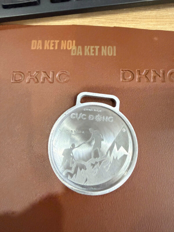 Khắc laser logo trên huy hương kim loại